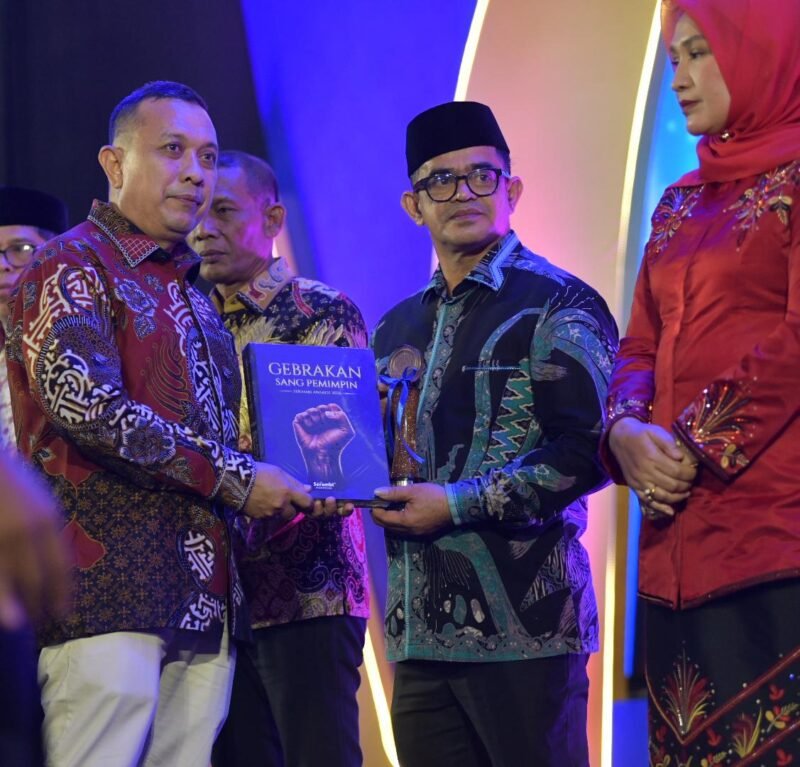 Plt. Sekda Aceh Taufik, S.T., M.Si. (tengah), mewakili Gubernur Aceh Muzakir Manaf, menerima penghargaan kategori