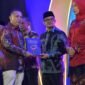 Plt. Sekda Aceh Taufik, S.T., M.Si. (tengah), mewakili Gubernur Aceh Muzakir Manaf, menerima penghargaan kategori 