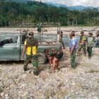 TNI dan masyarakat bergotong royong membangun Jembatan Gantung Perintis di Desa Lawe Pinis, Kecamatan Darul Hasanah, Aceh Tenggara, Sabtu (29/8/2026).