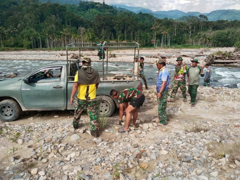 TNI dan masyarakat bergotong royong membangun Jembatan Gantung Perintis di Desa Lawe Pinis, Kecamatan Darul Hasanah, Aceh Tenggara, Sabtu (29/8/2026).