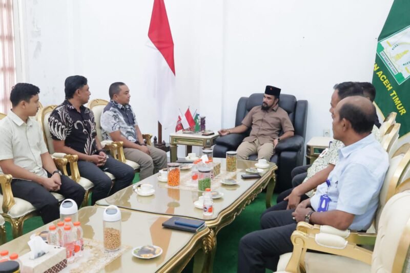 Penjabat Bupati Aceh Timur, Iskandar Usman Al-Farlaky, mendesak Perum Bulog untuk menyerap gabah dan jagung hasil panen petani setempat.