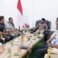 Penjabat Bupati Aceh Timur, Iskandar Usman Al-Farlaky, mendesak Perum Bulog untuk menyerap gabah dan jagung hasil panen petani setempat.