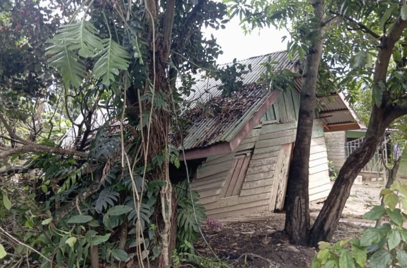 Hujan deras disertai angin kencang melanda *Kabupaten Aceh Tamiang* pada Jumat (28/8/2026) malam.
