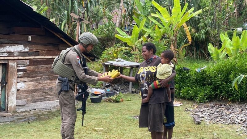 Satgas Kepolisian Operasi Damai Cartenz-2026 menggelar patroli jalan kaki humanis di Distrik Muara, Kabupaten Puncak Jaya, Sabtu (29/8/2026).
