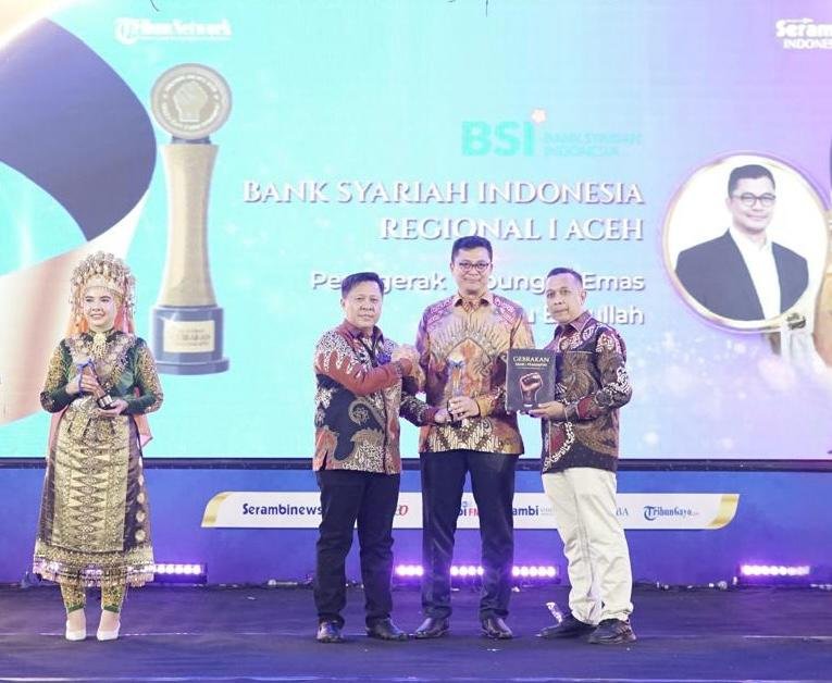 Regional CEO BSI Aceh, Imsak Ramadhan, menerima penghargaan kategori “Bank Penggerak Tabungan Emas Menuju Baitullah” pada Malam Anugerah Serambi Awards 2026.