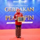 Ketua TP PKK Aceh Marlina Usman (Kak Na) menerima penghargaan sebagai Srikandi Pemulihan Aceh pada ajang Serambi Awards 2026 di Auditorium Academic Center Dayan Dawood, Banda Aceh, Sabtu (29/8/2026) malam.