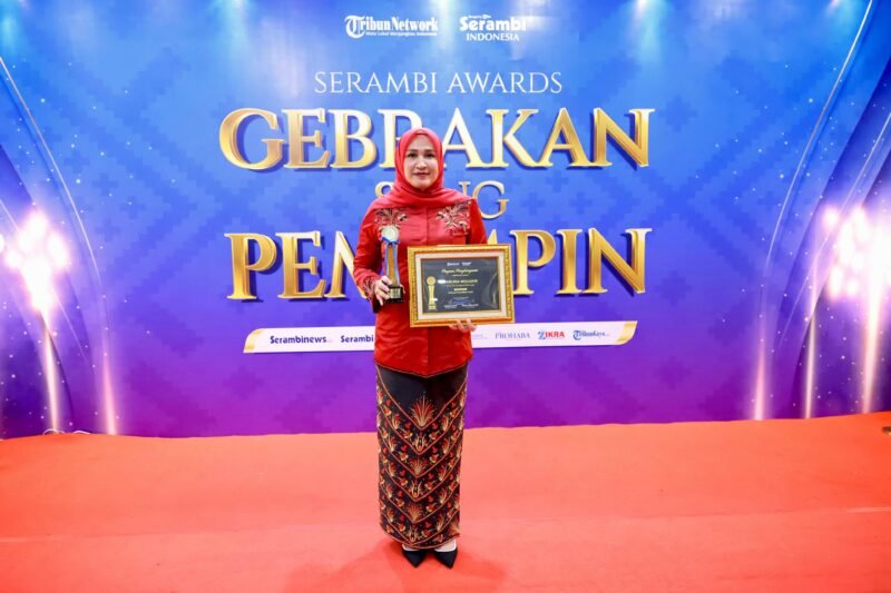 Ketua TP PKK Aceh Marlina Usman (Kak Na) menerima penghargaan sebagai Srikandi Pemulihan Aceh pada ajang Serambi Awards 2026 di Auditorium Academic Center Dayan Dawood, Banda Aceh, Sabtu (29/8/2026) malam.