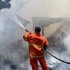 Sebuah pondok kayu milik T. Nara Setia (49) di Gampong Lam Tanjong, Kecamatan Suka Makmur, Aceh Besar, ludes terbakar Ahad (30/8/2026) pukul 12.36 WIB.