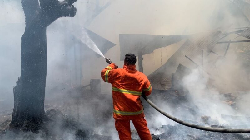 Sebuah pondok kayu milik T. Nara Setia (49) di Gampong Lam Tanjong, Kecamatan Suka Makmur, Aceh Besar, ludes terbakar Ahad (30/8/2026) pukul 12.36 WIB.