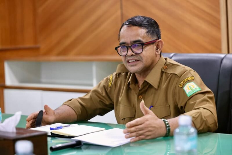 Plt. Sekda Aceh Taufik, ST, M.Si. (tengah), memimpin entry meeting pemeriksaan pendahuluan kinerja bersama tim BPK RI di Ruang Rapat Sekda Aceh, Banda Aceh, Senin (31/8/2026).