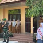 Kepala SMA Negeri 1 Kembang Tanjong, Syukri, S.Pd.I., M.Pd., bersama perwakilan Babinsa Koramil 08/Kembang Tanjong saat memberikan pengarahan mengenai wawasan kebangsaan dan pembentukan karakter pada upacara bendera yang diikuti 456 siswa serta 56 dewan guru di lapangan sekolah.