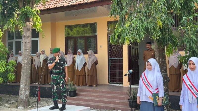 Kepala SMA Negeri 1 Kembang Tanjong, Syukri, S.Pd.I., M.Pd., bersama perwakilan Babinsa Koramil 08/Kembang Tanjong saat memberikan pengarahan mengenai wawasan kebangsaan dan pembentukan karakter pada upacara bendera yang diikuti 456 siswa serta 56 dewan guru di lapangan sekolah.