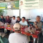 Anggota DPR RI asal Aceh, H. T. Ibrahim (Ampon Bram), berbincang santai bersama puluhan wartawan di Taufik Kupi, Jalan Pocut Baren, Banda Aceh, Minggu (2/8).
