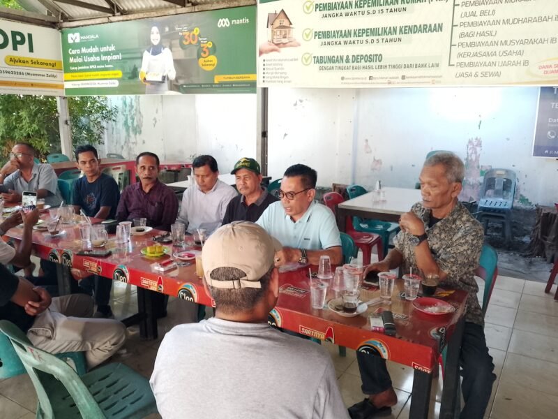 Anggota DPR RI asal Aceh, H. T. Ibrahim (Ampon Bram), berbincang santai bersama puluhan wartawan di Taufik Kupi, Jalan Pocut Baren, Banda Aceh, Minggu (2/8).