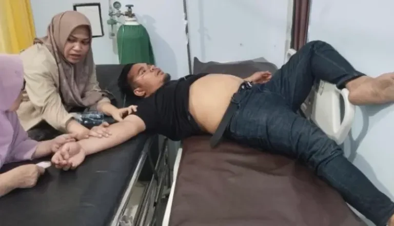 Ketua PWI Lhokseumawe Sayuti saat memberikan keterangan terkait insiden kericuhan di Lapangan Bola Kaki Bumigas yang menimpa wartawan anggota PWI Lhokseumawe, Haiqal, Kamis (27/8/2026).