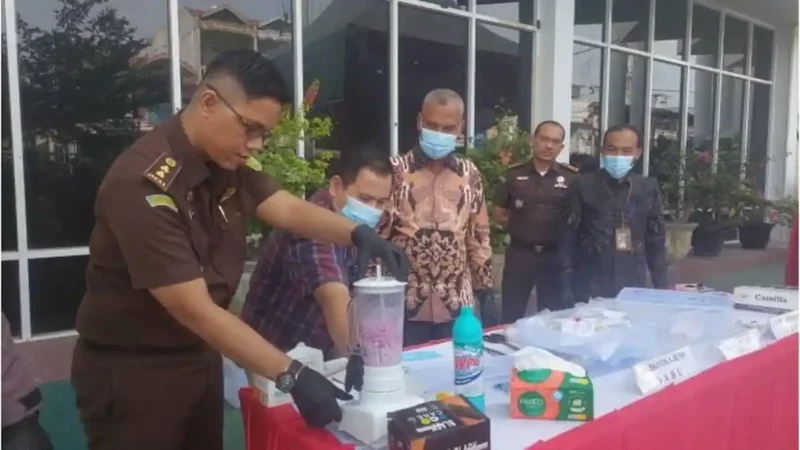 Kejaksaan Negeri Lhokseumawe memusnahkan barang bukti dari perkara pidana yang telah berkekuatan hukum tetap di halaman kantor, Kamis 6 Agustus 2026.