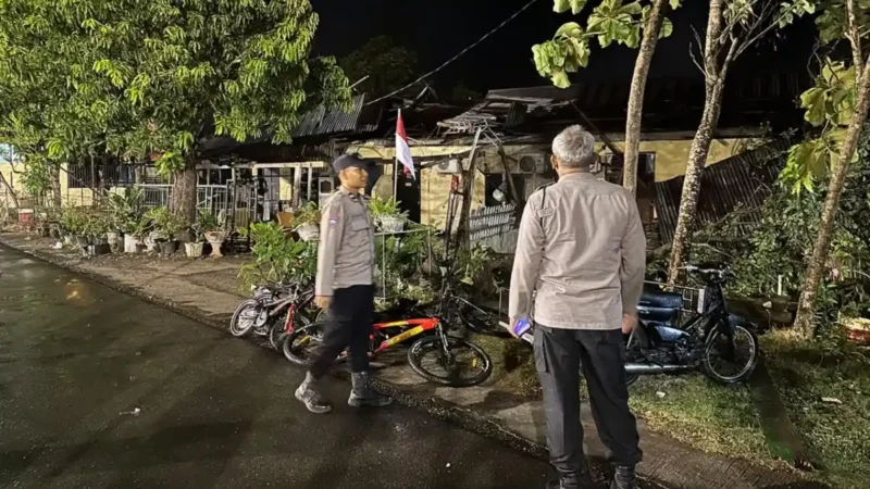 Bencana angin kencang yang menerjang Kota Banda Aceh dan sekitarnya sejak Selasa 4 Agustus 2026 malam merusak lima unit rumah dinas di Asrama Polisi Polda Aceh, Lamteumen, Kecamatan Jaya Baru.