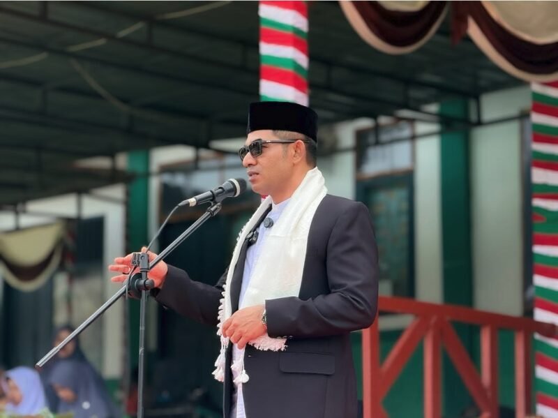 Kepala Dinas Pendidikan Dayah Aceh Dr. H. Muhsin Thahir, S.Ag., M.Ag., menegaskan pentingnya peran santri dalam menjaga stabilitas agama dan sosial di wilayah perbatasan. Hal itu disampaikan saat membuka pembekalan santri di Banda Aceh, Kamis (20/08/2026).