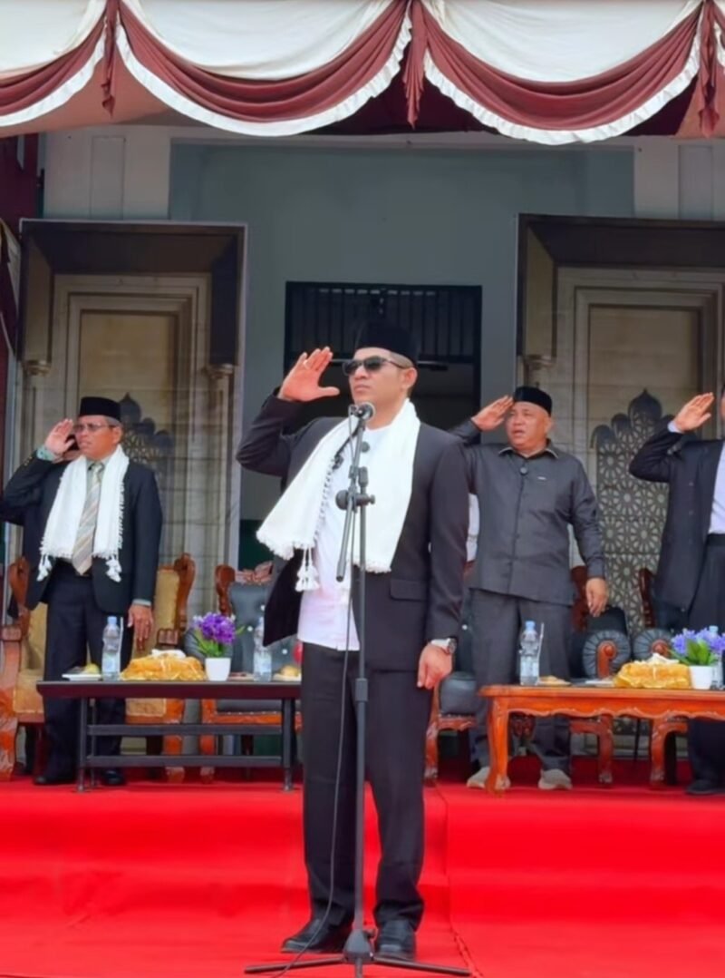 Kepala Dinas Pendidikan Dayah Aceh Muhsin Thahir, S.Pd.I., M.Pd.I. menjadi Inspektur Upacara pada Apel Tahunan dan Pembukaan Pekan Olahraga, Seni, dan Pengkaderan Santri (PORSENI) Dayah Perbatasan Darul Amin, Tanoh Alas, Babul Makmur, Aceh Tenggara, Kamis (20/8/2026).
