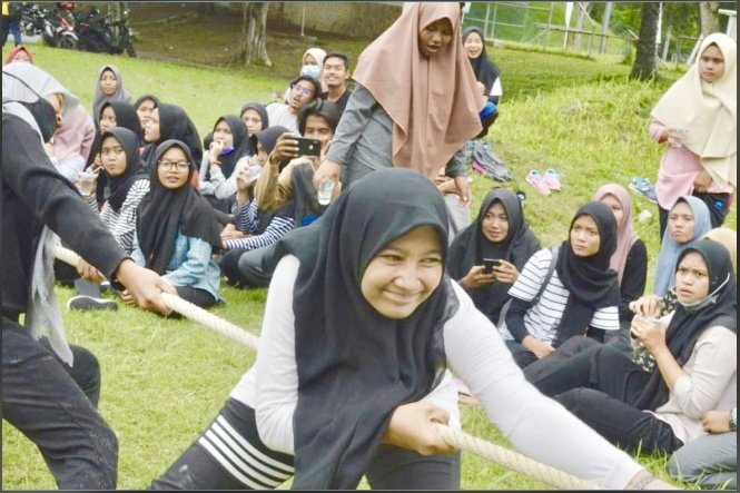 Para peserta antusias mengikuti perlombaan tradisional yang diselenggarakan oleh Dispora Kota Banda Aceh di Lapangan Meuraxa, Desa Lambung, Kecamatan Meuraxa, Minggu (23/8/2026).