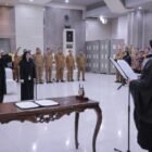 Wali Kota Banda Aceh Illiza Sa’aduddin Djamal melantik dan mengambil sumpah jabatan dr. Emiralda, http://M.Kes sebagai Direktur RSUD Meuraxa Kota Banda Aceh di Aula Gedung Mawardy Nurdin, Senin 3 Agustus 2026.