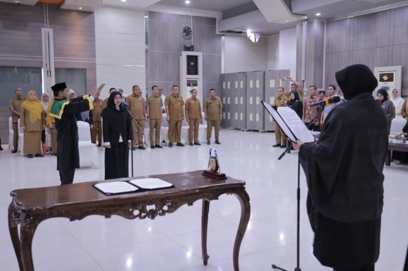 Wali Kota Banda Aceh Illiza Sa’aduddin Djamal melantik dan mengambil sumpah jabatan dr. Emiralda, http://M.Kes sebagai Direktur RSUD Meuraxa Kota Banda Aceh di Aula Gedung Mawardy Nurdin, Senin 3 Agustus 2026.