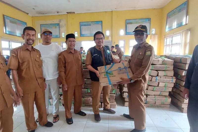 Dinas Kelautan dan Perikanan Aceh menyalurkan 11,1 ton ikan segar beku kepada masyarakat di Kecamatan Peukan Bada, Kabupaten Aceh Besar.