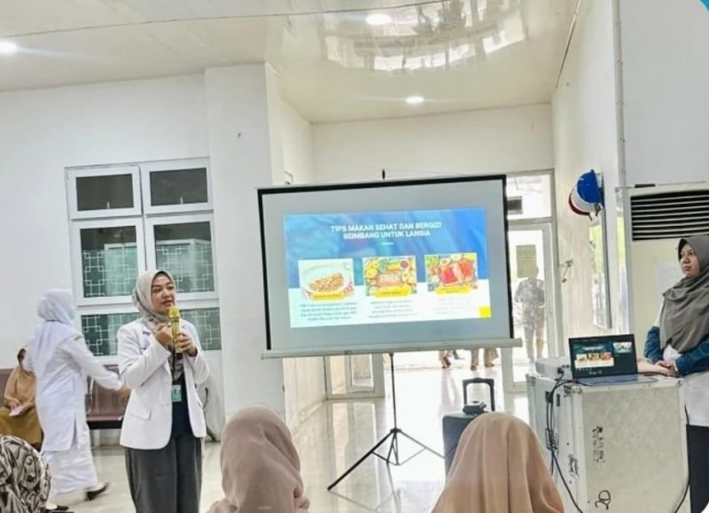 Instalasi Promosi Kesehatan RSUD Meuraxa menggelar edukasi bertema “Gizi Seimbang pada Lansia” bagi pasien dan keluarga pasien, Senin 3 Agustus 2026.
