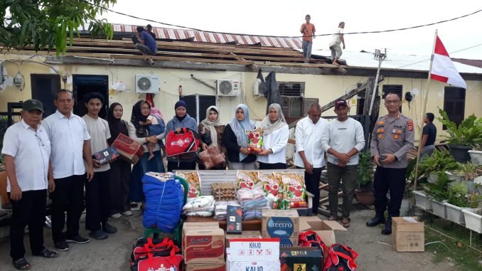 Dinas Sosial (Dinsos) Kota Banda Aceh menyerahkan bantuan masa panik kepada 5 keluarga korban angin kencang di Kompleks Asrama Polisi (Aspol) Polda Aceh, Gampong Lamteumen Barat, Kecamatan Jaya Baru.
