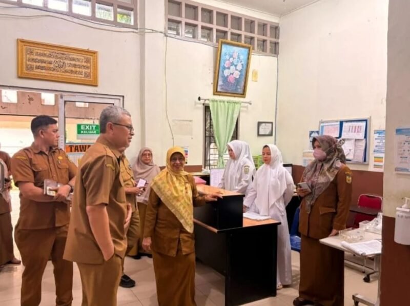 Direktur RSUD Meuraxa dr. Emiralda, M.Kes bersama jajaran manajemen meninjau fasilitas layanan rumah sakit pada Selasa, 4 Agustus 2026.