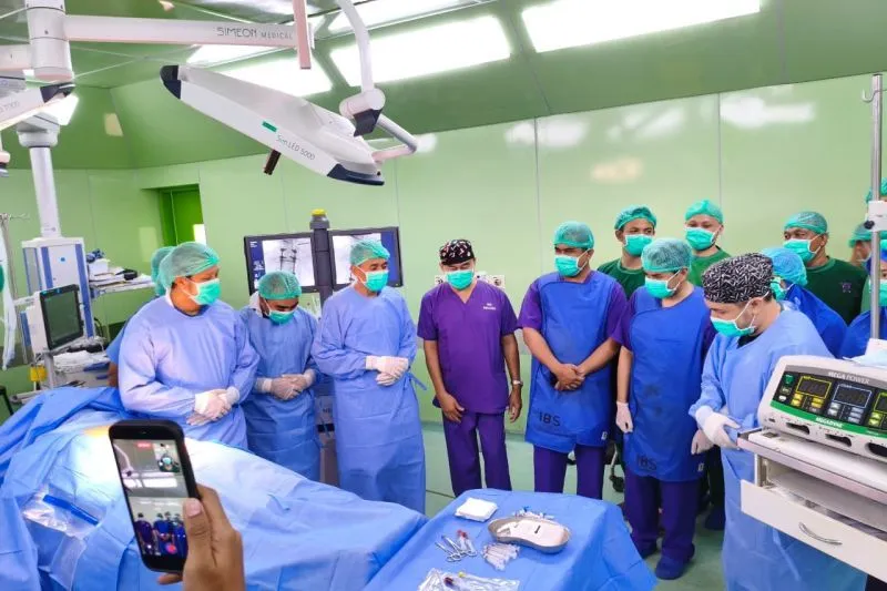 Rumah Sakit Umum Daerah dr. Zainoel Abidin (RSUDZA) Banda Aceh berhasil melakukan tindakan terapi intrathecal stem cell pertama kali untuk pasien trauma Medulla Spinalis atau cedera tulang belakang.