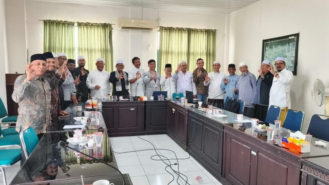 Majelis Permusyawaratan Ulama (MPU) Kota Banda Aceh menerima kunjungan Tim Peneliti dari Badan Riset dan Inovasi Nasional (BRIN) dan Indonesia Council on Islamic Affairs (ICA) dalam pertemuan silaturahmi dan diskusi ilmiah, Kamis
