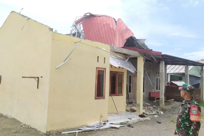 Angin kencang dan cuaca ekstrem yang melanda Kabupaten Aceh Besar pada 4-6 Agustus 2026 menyebabkan 7 unit rumah dan 1 ruko mengalami kerusakan.