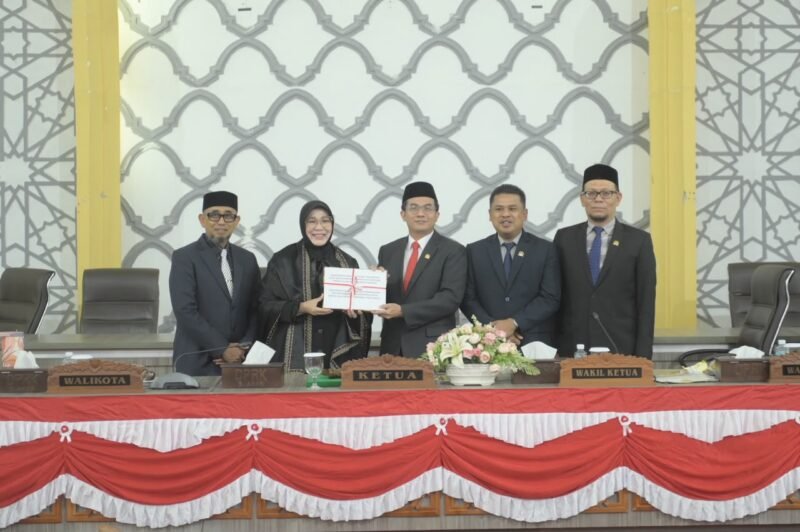 DPRK Banda Aceh dan Pemko Banda Aceh sepakat merevitalisasi Taman Sari dan Taman Putroe Phang di jantung Kota Banda Aceh. Kesepakatan itu disampaikan Ketua DPRK Irwansyah ST saat sidang paripurna jawaban wali kota dan penandatanganan MoU RKUA PPAS APBK 2027, Jumat (14/8/2026). 