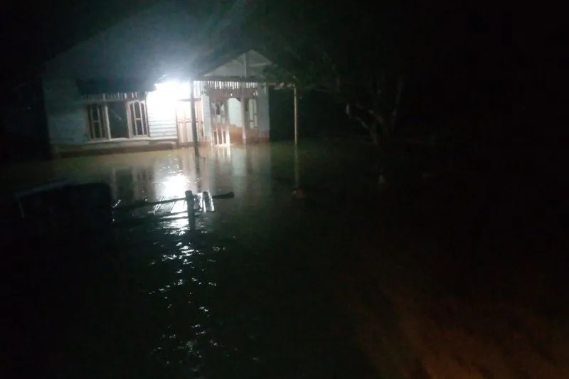 Hujan dengan intensitas tinggi mengguyur Kabupaten Simeulue dalam beberapa hari terakhir menyebabkan banjir di dua desa.