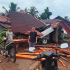 BPBD Kabupaten Simeulue menangani 17 rumah warga di Desa Kampung Aie, Kecamatan Simeulue Tengah yang rusak akibat angin kencang dan puting beliung, tanpa korban jiwa, dan mengimbau masyarakat serta nelayan waspada cuaca ekstrem, Banda Aceh, 4 Agustus 2026.