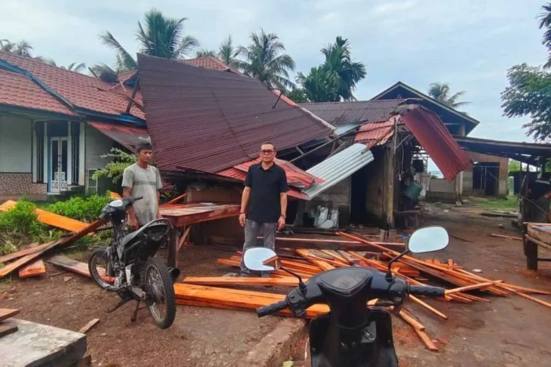 BPBD Kabupaten Simeulue menangani 17 rumah warga di Desa Kampung Aie, Kecamatan Simeulue Tengah yang rusak akibat angin kencang dan puting beliung, tanpa korban jiwa, dan mengimbau masyarakat serta nelayan waspada cuaca ekstrem, Banda Aceh, 4 Agustus 2026.