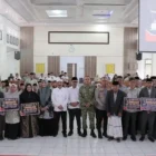 Bupati Pidie H. Sarjani Abdullah, M.H., menyerahkan bonus umrah kepada 15 kafilah Pidie yang meraih juara pada MTQ ke-37 Provinsi Aceh 2025 di Pidie Jaya. Penyerahan berlangsung di Oproom Bupati Pidie, Jumat (7/8/2026).