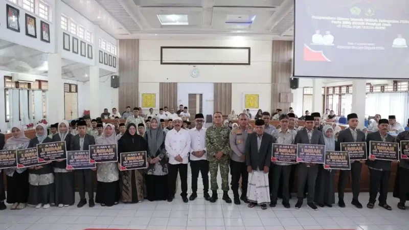 Bupati Pidie H. Sarjani Abdullah, M.H., menyerahkan bonus umrah kepada 15 kafilah Pidie yang meraih juara pada MTQ ke-37 Provinsi Aceh 2025 di Pidie Jaya. Penyerahan berlangsung di Oproom Bupati Pidie, Jumat (7/8/2026).