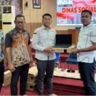 Anggota DPRA Ngohwan , Menyerahkan bantuan laptop secara simbolis kepada Koordinator Tim PKH Provinsi Aceh Dr. Deni Yacob di Aula Dinas Sosial Aceh, Kamis 10/09/2026.
