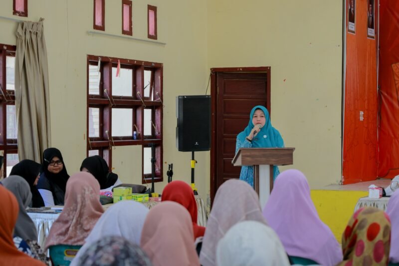 Ketua TP PKK Aceh Besar Hj Rita Mayasari, menyampaikan arahannya pada pembukaan Sosialisasi Peningkatan Kapasitas dan Partisipasi Perempuan Bidang Politik, Hukum, Sosial dan Ekonomi, di Gedung UDKP Kecamatan Krueng Barona Jaya, Aceh Besar, Rabu (26/8/2026). FOTO/ MC ACEH BESAR