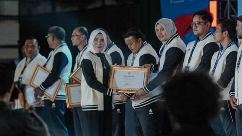 Anggota DPR Aceh, Hj. Salmawati, S.E., M.M. (Bunda Salma), menghadiri Malam Penganugerahan Insan Olahraga Berprestasi Aceh dalam rangkaian peringatan Haornas 2026 di Hall Serbaguna Stadion Harapan Bangsa, Banda Aceh, Sabtu (12/9/2026) malam.