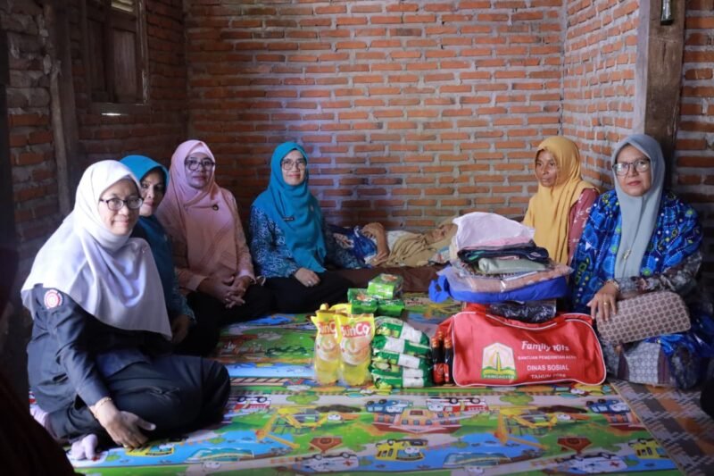 Wakil Ketua TP PKK Aceh Besar, Hj. Nurul Fazli, S.Ag., bersama Ketua POKJA II, Nurbaiti, menyerahkan bantuan kepada Ibu Halimah, seorang lansia, di Gampong Piyeung Kuweu, Kecamatan Montasik, Kabupaten Aceh Besar, Kamis (27/8/2026) FOTO/MC ACEH BESAR
