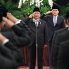 Pengamat politik Adi Prayitno menilai hubungan antarpartai politik dalam koalisi pemerintahan tidak serta-merta berlanjut dalam bentuk pembelaan terhadap seluruh unsur pemerintahan setelah pembagian kekuasaan (sharing power) usai.