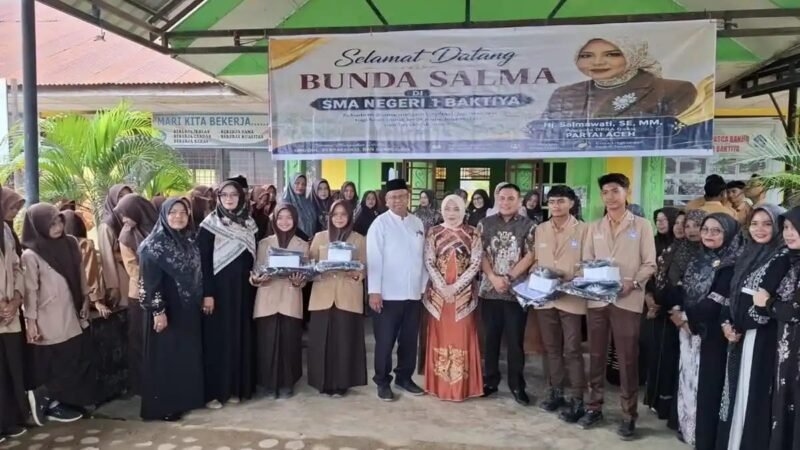 nggota DPRA Fraksi Partai Aceh Hj. Salmawati (Bunda Salma) menyerahkan bantuan perlengkapan sekolah saat kunjungan kerja ke SMAN 2 Tanah Jambo Aye, Aceh Utara, Jumat 04/09/2026.