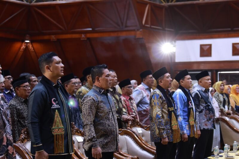 Bupati Aceh Besar H. Muharram Idris menghadiri pelantikan Pengurus Persaudaraan Pidie Raya (PIRA) periode 2026-2029 yang dirangkai dengan peringatan Maulid Nabi Muhammad SAW di Anjong Mon Mata, Kompleks Meuligoe Gubernur Aceh, Banda Aceh, Kamis (27/8/2026).
FOTO/ MC ACEH BESAR