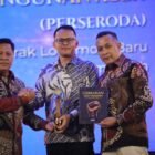 Direktur Utama PT PEMA, Faisal Ilyas, menerima penghargaan Serambi Awards 2026 kategori “Penggerak Lokomotif Baru Ekonomi Aceh” pada acara puncak yang berlangsung di Gedung AAC Dayan Dawood, Banda Aceh, Sabtu malam (29/8/2026).