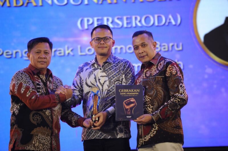 Direktur Utama PT PEMA, Faisal Ilyas, menerima penghargaan Serambi Awards 2026 kategori “Penggerak Lokomotif Baru Ekonomi Aceh” pada acara puncak yang berlangsung di Gedung AAC Dayan Dawood, Banda Aceh, Sabtu malam (29/8/2026).