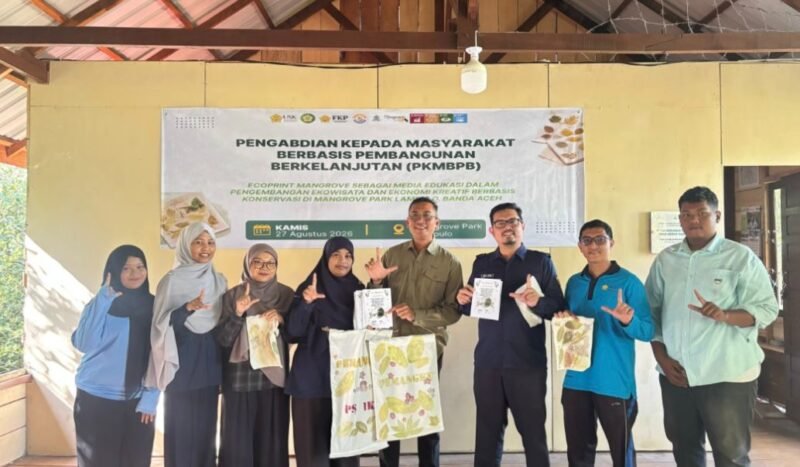 Tim Pengabdian Kepada Masyarakat USK bersama PEMANGKU menggelar pelatihan teknik ecoprint di Mangrove Park Lampulo, Banda Aceh, Senin (31/8/2026).