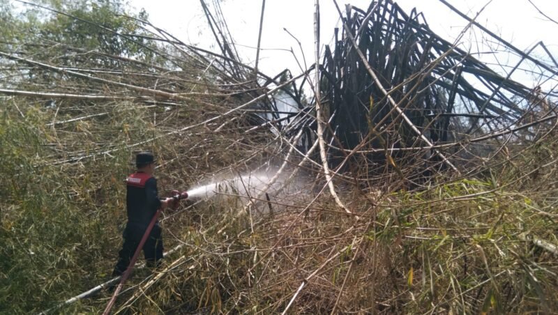 Tiga lokasi di Kabupaten Aceh Besar dilanda kebakaran hutan dan lahan pada Senin (31/8/2026).